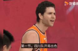 拜仁场边指挥情绪激动，曼城队员怒摔水瓶！的简单介绍